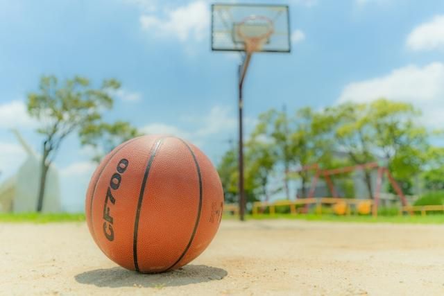 男子打球遭碰撞6天後傷口發出「惡臭」　就醫發現頭皮竟卡「2顆牙」！