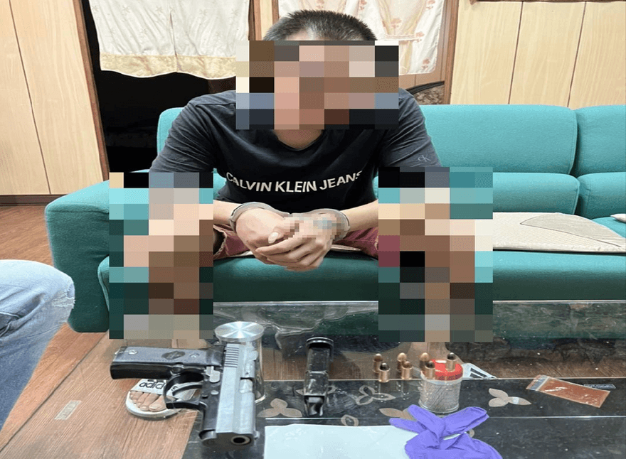 影/南投山區藏兵工廠！他吃麵遭警突襲破門…這下芭比Q了
