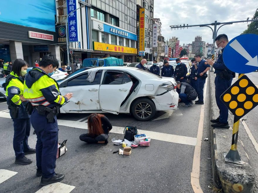 影/台南女撞人肇逃！警攔查拒檢再撞1騎士　車上2人遭逮送辦