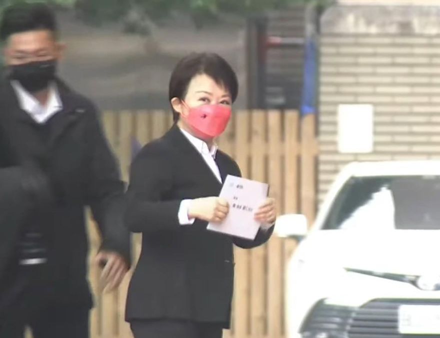 6都首長出席行政院會！盧秀燕亮出「經典信封」