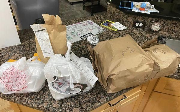 想吃消夜？6歲兒睡前滑手機誤點3萬元外送　老爸走出門一看差點嚇昏