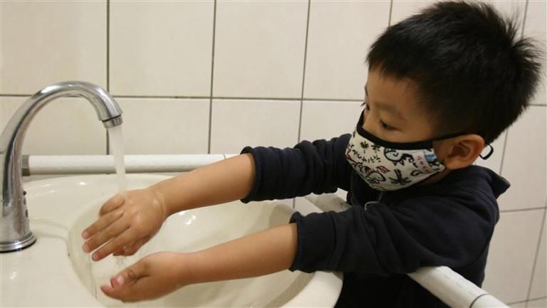 「孩子腹瀉照護4觀念」超多父母狂踩！喝運動飲料補充電解質中了