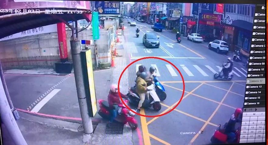 影/彰化大馬路直接開搶！雙載機車「捲走名牌包」開溜　包裏有這些東西…秒噴7.3萬
