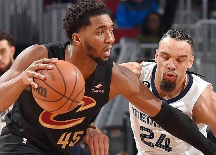 影/下體被尻秒軟！NBA騎士球星慘被偷襲　氣炸放倒他引發衝突