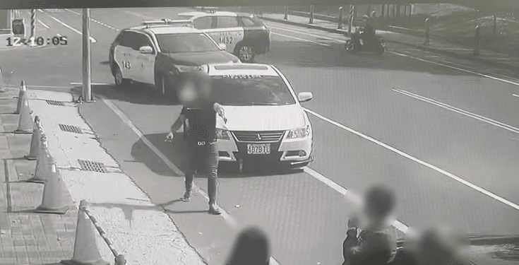 影/及時制止片！因債務糾紛愛車竟遭濕紙「敷臉」　爆氣險釀多人當街械鬥