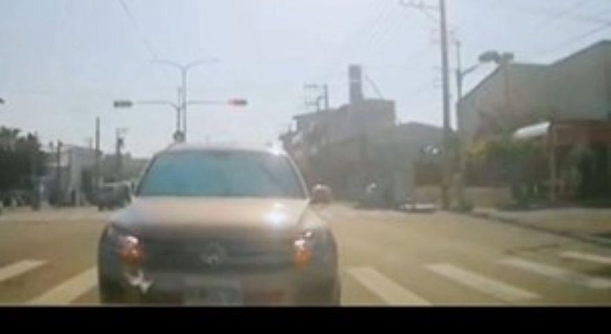 影/真囂張！闖紅燈迴轉逆向「狂逼車」經查竟是累犯　台中惡駕駛到案這麼說