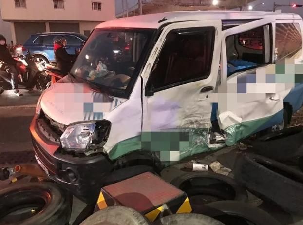 【影】休旅車路口未禮讓執勤救護車　劇烈側撞傷患1人變6人