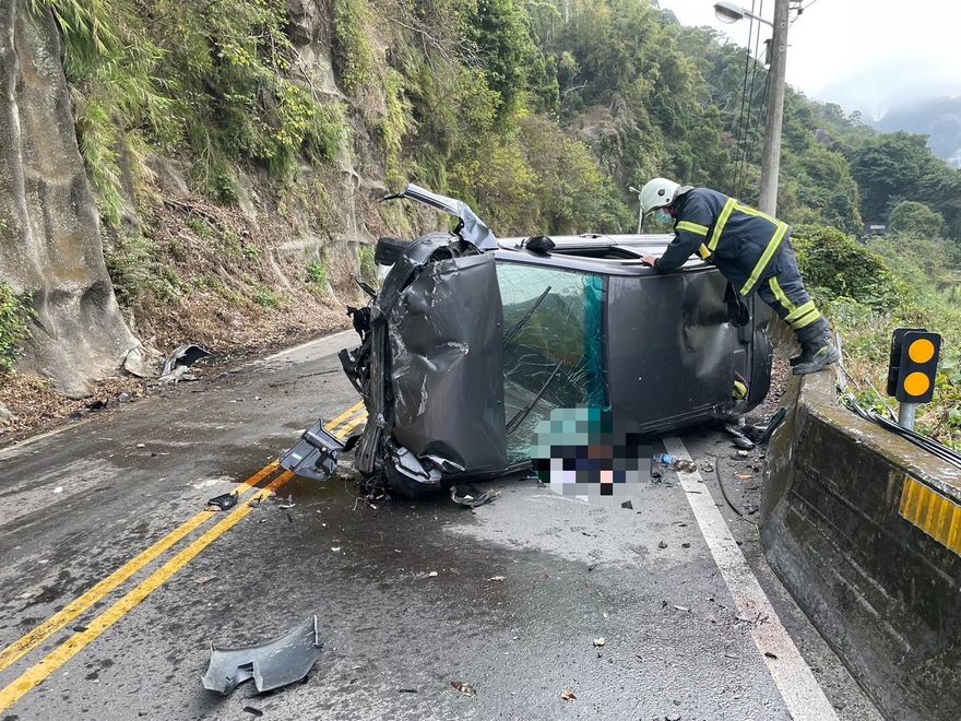 影/苗栗公館山區死亡車禍！自小客車撞山壁側翻　車頭全毀駕駛傷重不治