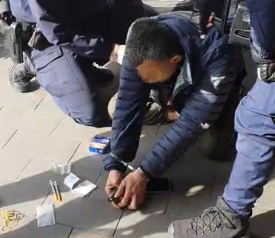 連歐多拜都是偷來的！男騎贓車滑手機遭警攔　闖紅燈落跑就逮又被抓包藏毒