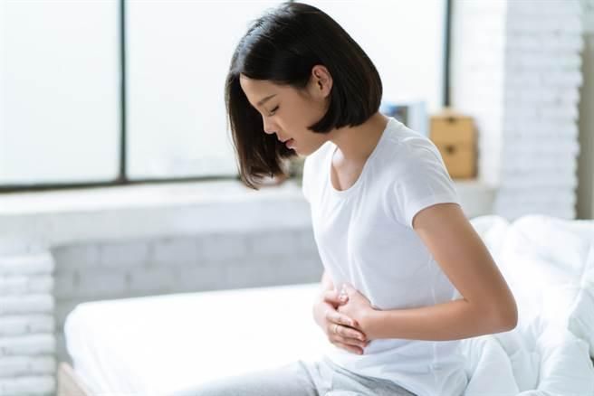 秋天更容易腹痛、腹瀉？中醫解：吃過多沙拉、生魚片　損腸胃健康