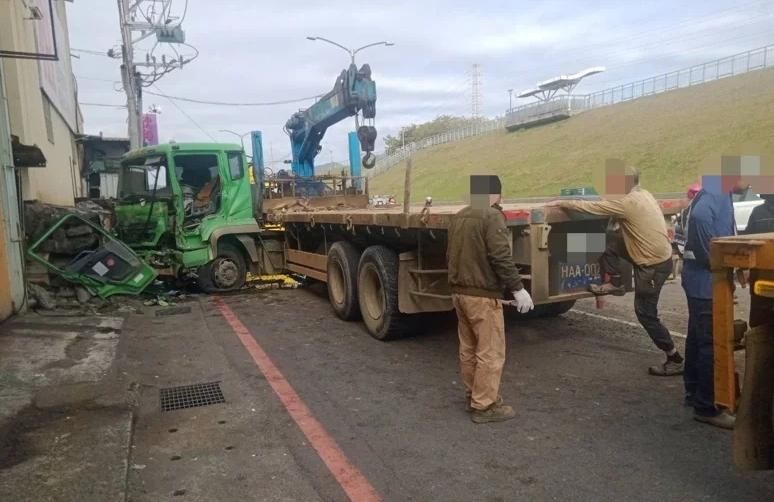 整輛拖板車失控衝撞工廠！駕駛乘客慘卡車內　所幸還有圍牆擋住保住廠區
