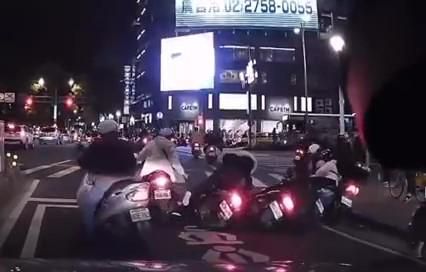 影/騎士連環車禍動作神複製！他挨轟「三寶使出隔山打牛」　網友指出這重點