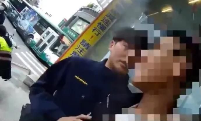 醉男當街喝茫嗆警「你是在大聲什麼！」遭壓制逮捕　身旁酒友還被搜出毒品