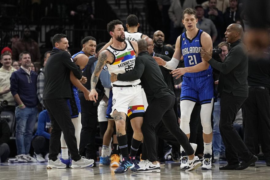 快訊/NBA連2天大亂鬥！班巴「吐舌頭」笑小里佛斯爆衝突　魔術、灰狼5人遭驅逐