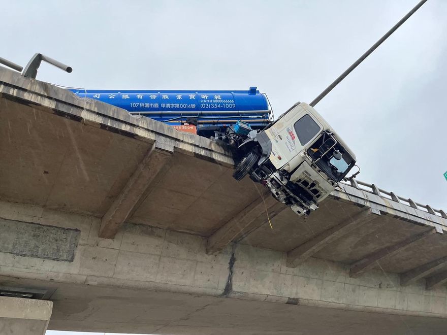 快訊/台61線自撞車禍！化學槽車撞破護欄　駕駛噴飛墜橋亡