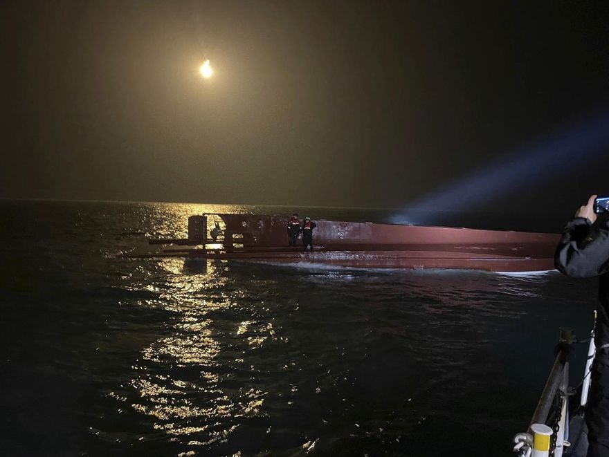 南韓漁船深夜發生翻覆意外　大量海水突然灌入船艙...12名船員3人獲救9失蹤