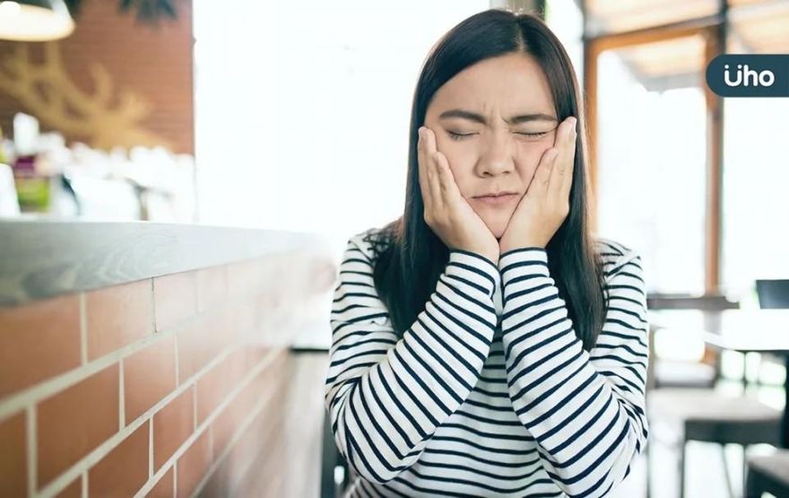 水喝太少恐會讓你的臉腫得像「豬頭」！醫曝「腮腺發炎」常見原因