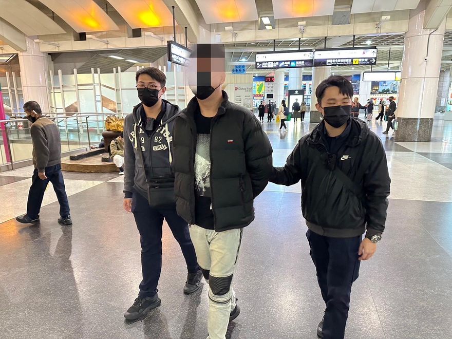 影/三峽國道球棒砸車煞落網！主嫌高鐵站遭逮吐原因　辯跟友人傳遞「是口罩」