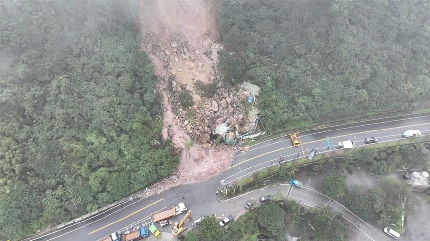 陽金公路山壁崩塌壓毀水廠淨水設施！傍晚道路雙向搶通　300住戶暫無水可用