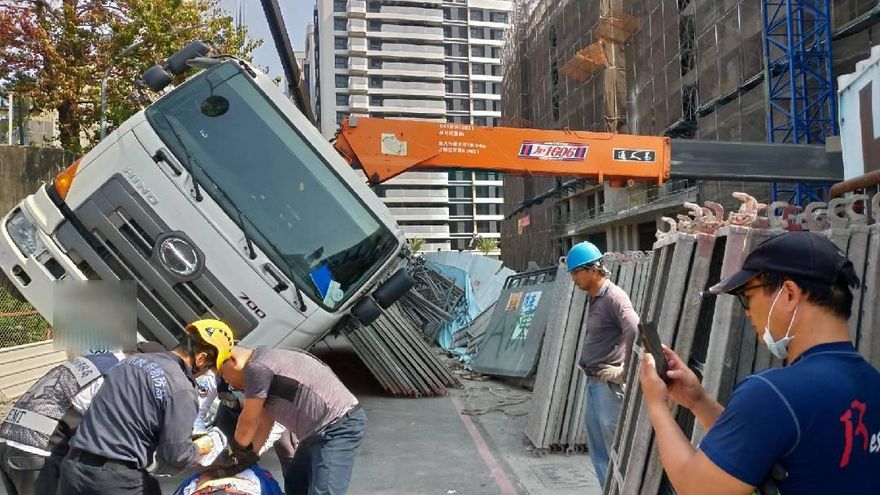 快訊/高雄工安意外！鷹架從拖板車上滑落「壓傷2工人」　他無呼吸心跳送醫