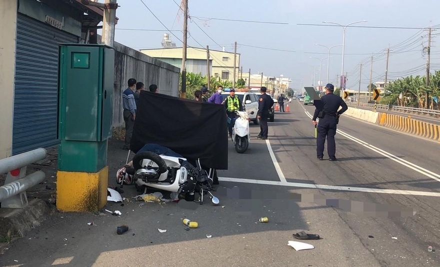 影/高雄仁武死亡車禍！慈母騎車突「偏移自撞」電桿　後座兒悲睹至親身亡瞬間