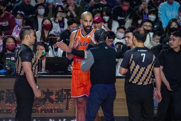 「散步可能導致鬥毆」！洋將桑尼被趕出場氣炸　領航猿全體爆氣痛宰攻城獅