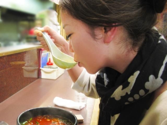 吃東西嘴巴抖不停？食藥署揭恐是藥物不良反應引起的「兔兔症候群」！
