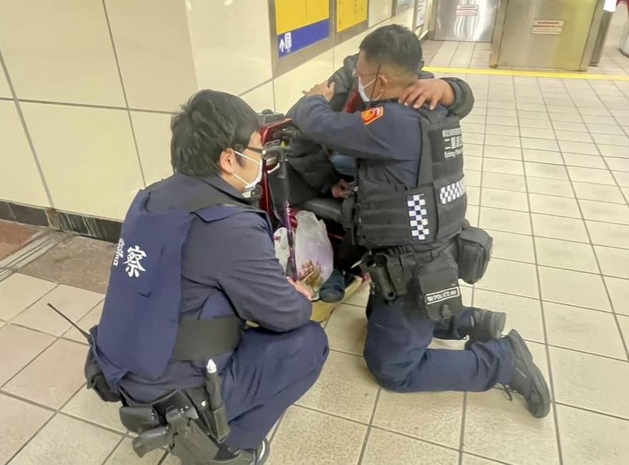 影/「手可以借我一下嗎？」無助身障婦獨佇捷運站　暖警這舉動被拍下全網讚爆