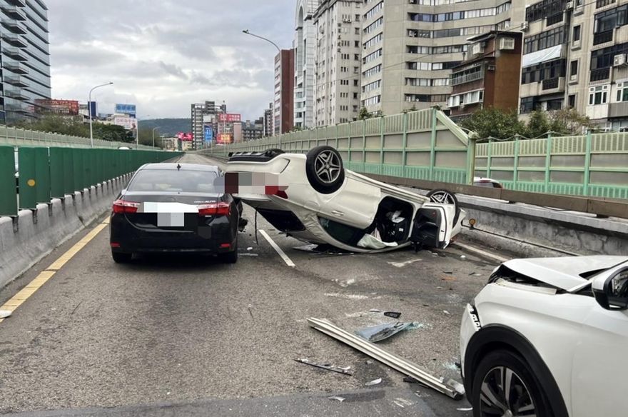 影/建國高架上午翻車塞爆成停車場　原來是他酒駕造成
