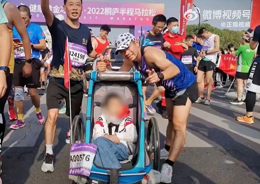 只為讓孩子開心！快遞父推重度腦癱兒跑完55場馬拉松　故事惹哭全網