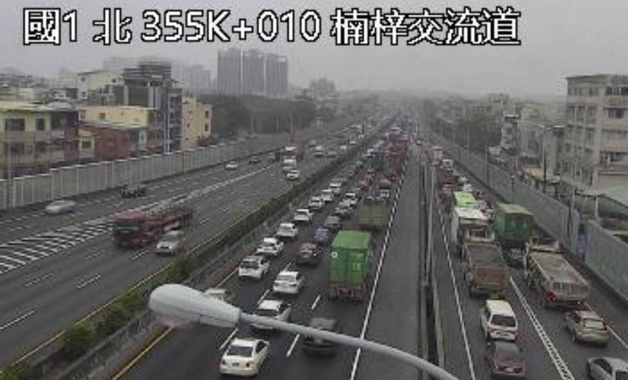 快訊/國道1號北上楠梓路段車禍　2車追撞回堵4公里