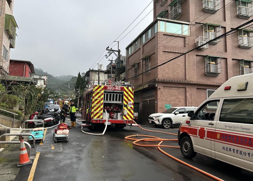 快訊/新北深坑住宅瓦斯桶氣爆　現場冒濃煙警消救援中