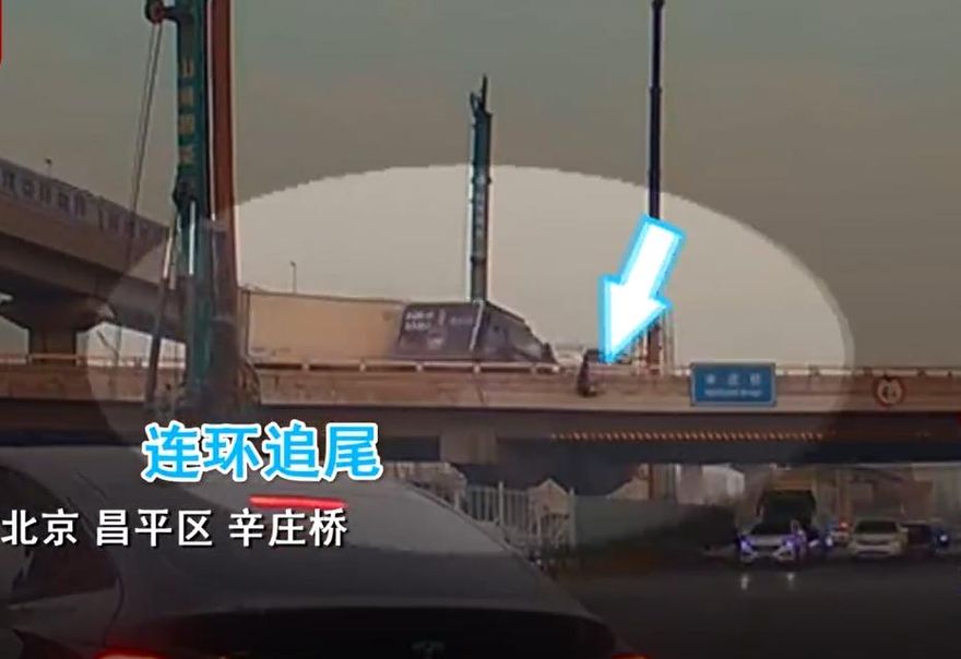 影/太嚇人！車禍後未撤離被來車撞飛　男子墜橋下車流險遭輾