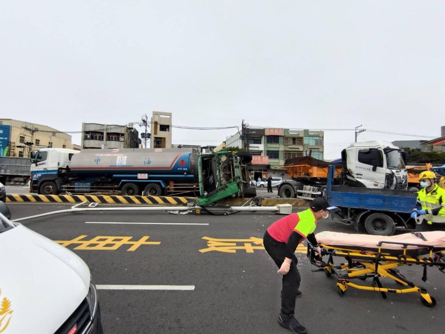 影/台中港連環車禍！多車失控撞一團　砂石車當場翻車…車頭凹陷畫面曝