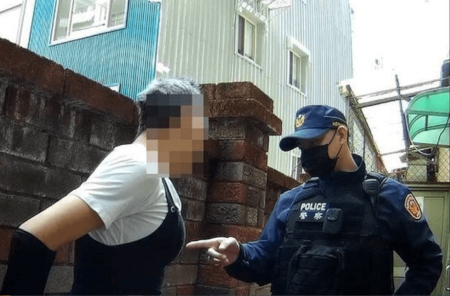 通緝犯喬雙UU車頭燈假扮大姐姐落跑　糗了！臉忘了化妝被抓包