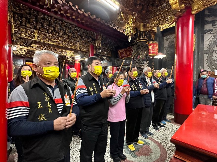 拱天宮白沙屯媽「放頭旗」！懸廟門龍柱供參拜　9天8夜進香正式展開