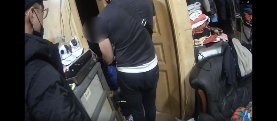 影/新北警跆拳高手破門攻堅！他怕到毒品來不及收…躲雜物間遭逮