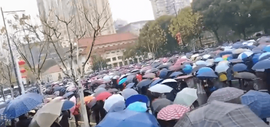 影/上萬武漢退休民眾聚市府前維權　抗議醫保改革後補貼大砍七成