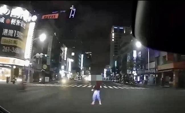 過馬路遭自小客撞飛又被小黃輾過肇逃　高雄女送醫傷重不治