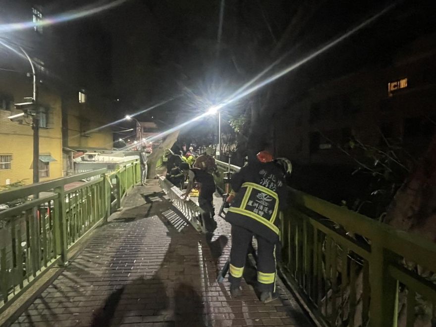 快訊/半夜碰一聲！新莊大排「爆墜樓」疑情侶重摔　女當場身亡