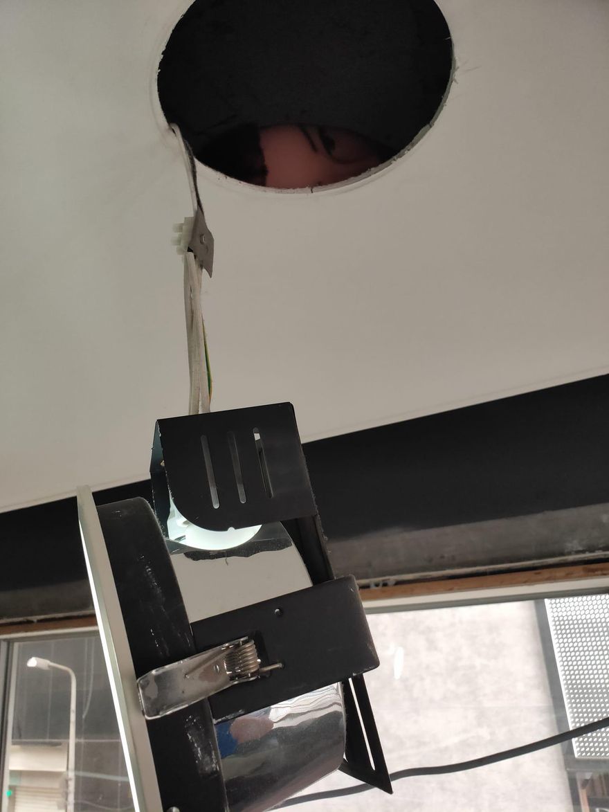 差點屁滾尿流！水電師翻開天花板驚見「人頭」　真相曝光笑翻網友