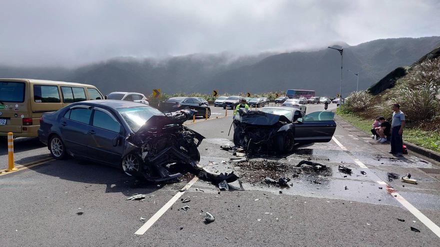 影／台2線基隆路段轎車對撞釀1死4傷　警追查車禍原因