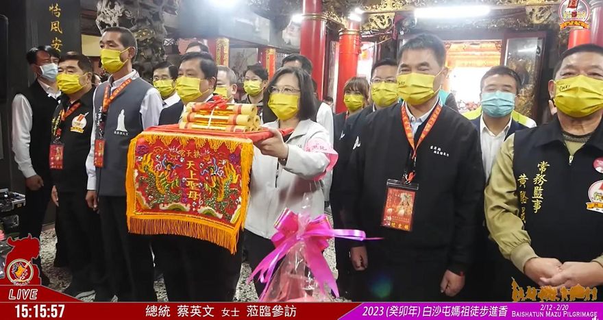 白沙屯媽祖進香/蔡英文拱天宮參拜　遇男子大喊「拿出良心、還公道」遭帶離
