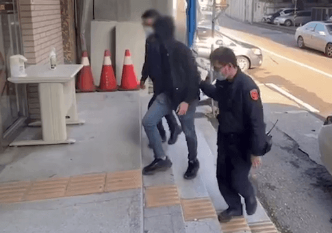 影/通通抓到了！汐止賓士「開山刀隊」囂張亮刀又逼車　警循線逮4嫌