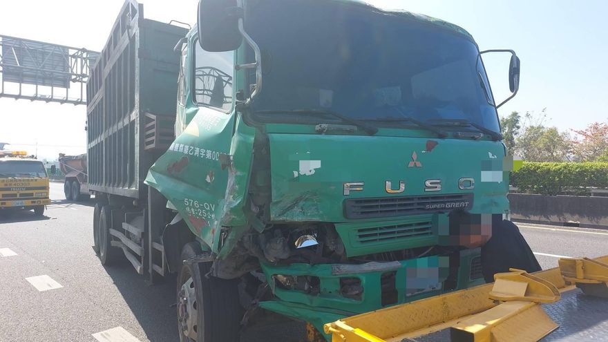 影/國3北向南投段爆3車追撞！大貨車追撞轎車再推撞聯結車　4人送醫
