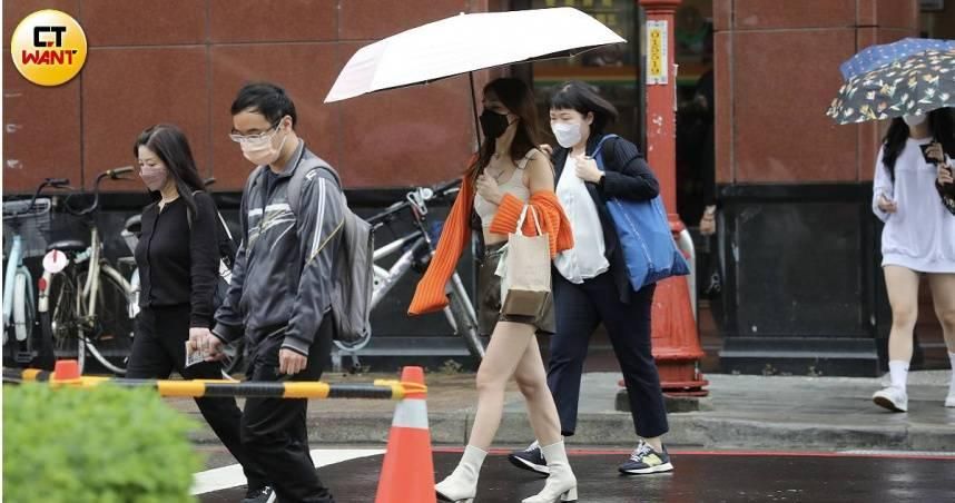 寒假結束冷氣團來襲！情人節「全台3分之2」壟罩雨區　降雨趨勢圖曝