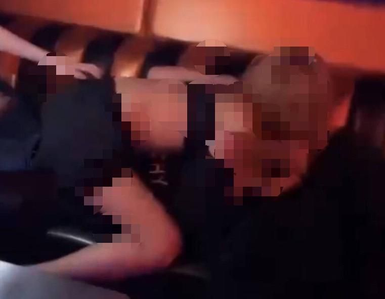 一見鍾情？初相識男女竟在夜店沙發「摸摸樂」　影片曝光4人遭法辦