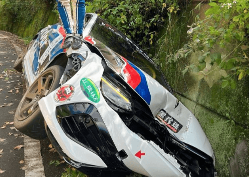 台灣女車神買單下課！跑山失控撞壁「車45度卡溝冒煙」　她笑：看到一堆白氣球
