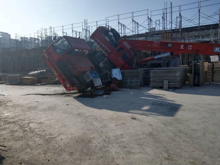 高雄工安意外！吊車「傾倒」他頭被尻到　2人受傷現況曝