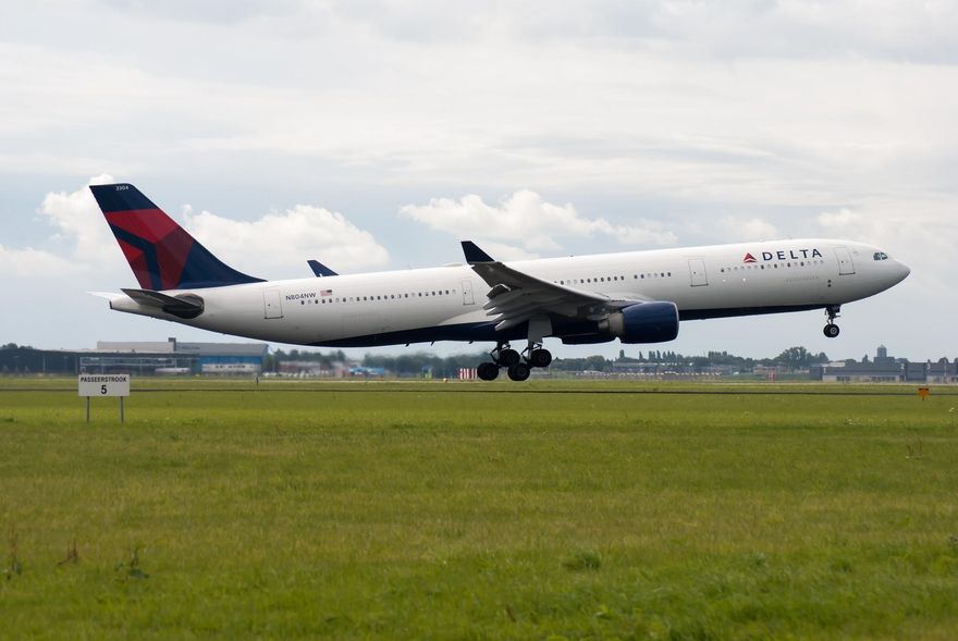 空中驚魂！蘇格蘭飛紐約達美航空半空中機翼突著火　緊急迫降全機平安